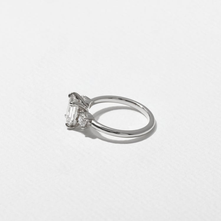 Trey Emerald-Cut  in 18k White Gold – view 3