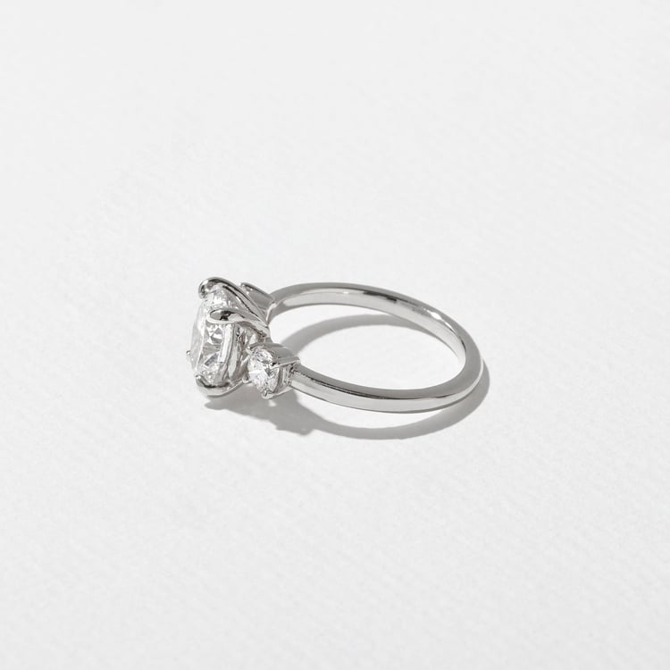 Trey Oval in Platinum – view 3