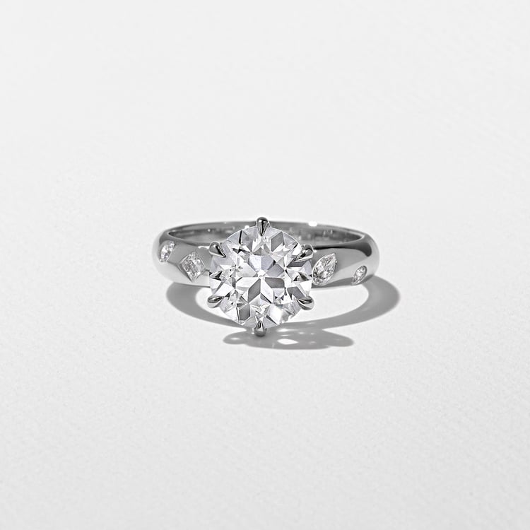 Skylar Round in Platinum