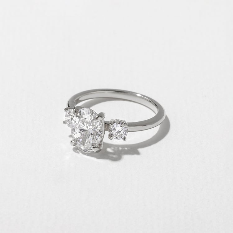 Trey Oval in 14k White Gold – view 2