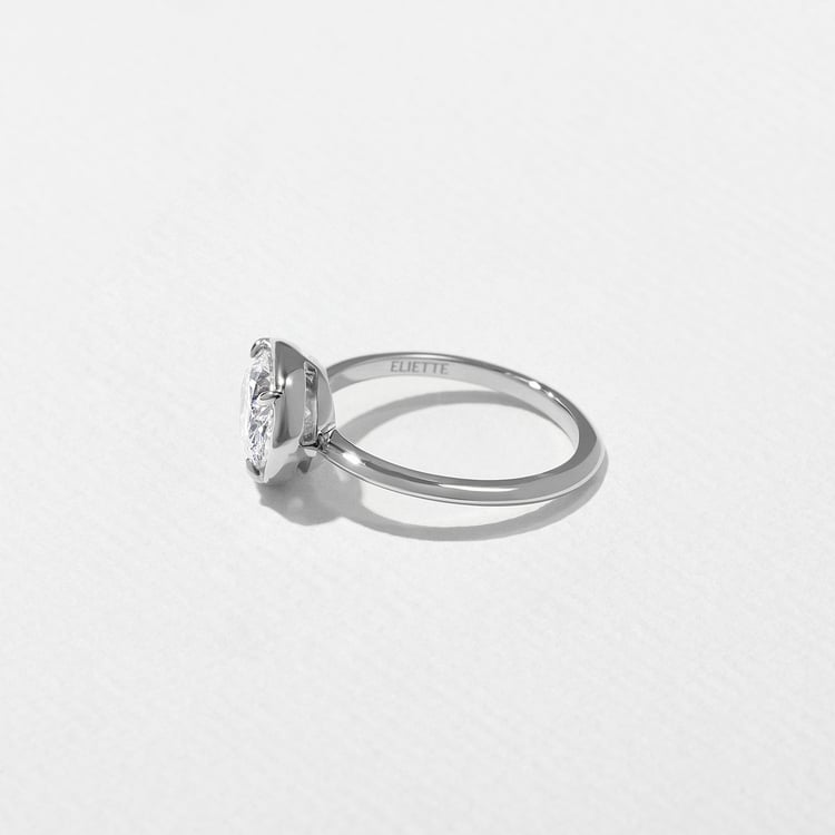 August Oval in 18k White Gold – view 3