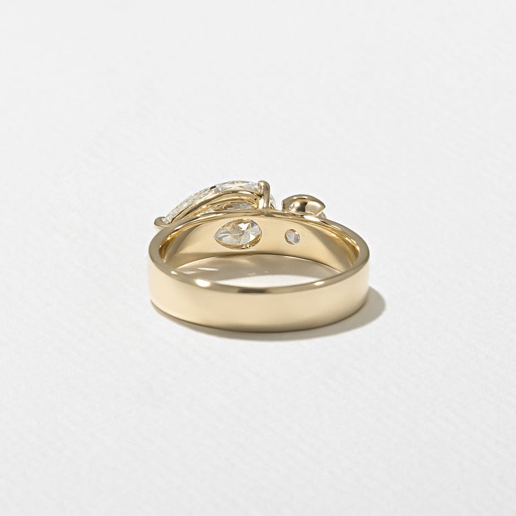 Henri Grand Pear in 18k Yellow Gold – view 4