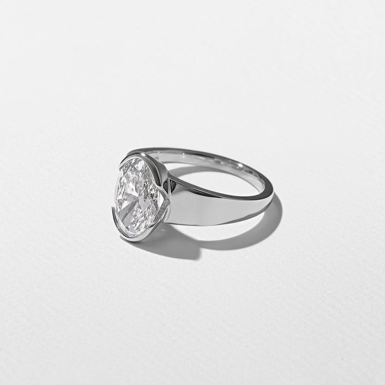 Lou Oval in 18k White Gold – view 2