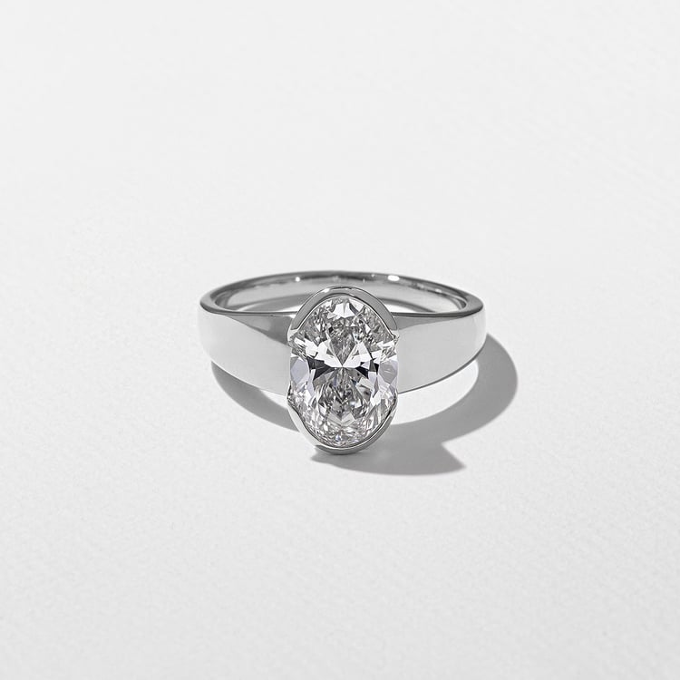 Lou Oval in 18k White Gold