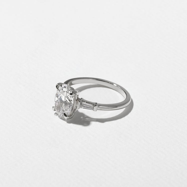 Trey Oval in Platinum – view 2