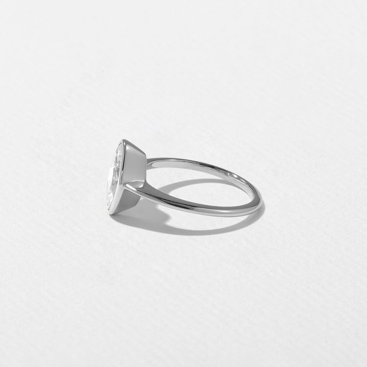 Bailey Antique Oval in 18k White Gold – view 3