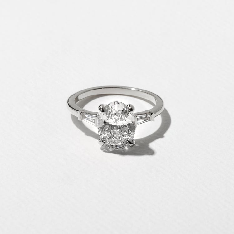 Trey Oval in 18k White Gold