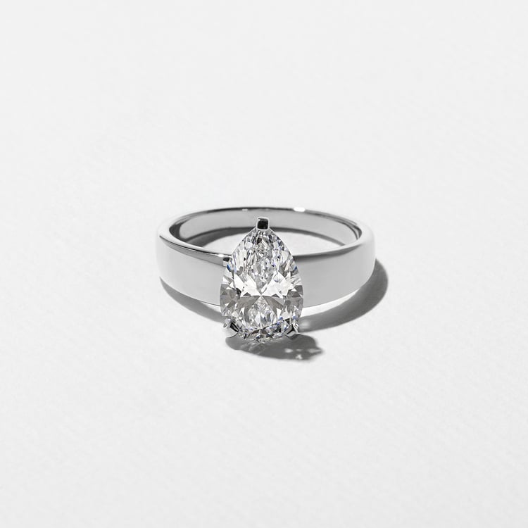 Nova Pear in 18k White Gold