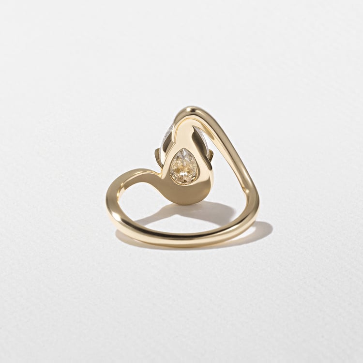 Lyra Pear in 18k Yellow Gold – view 3
