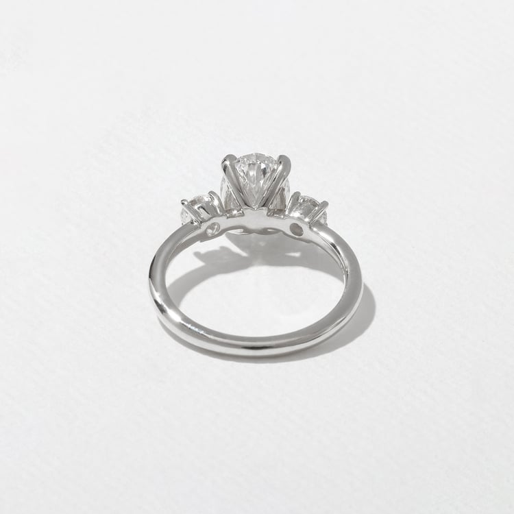 Trey Oval in 18k White Gold – view 4