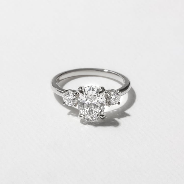 Trey Oval in 18k White Gold