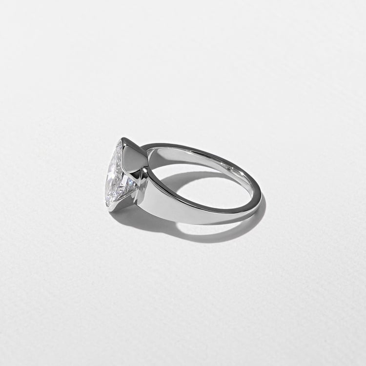 Lou Oval in Platinum – view 3