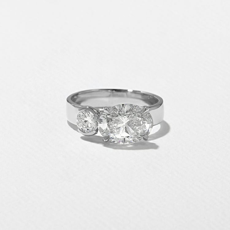 Henri Grand Oval in 18k White Gold