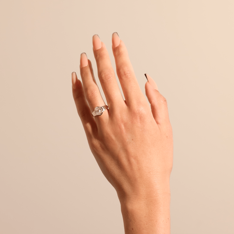 Lou Oval in 14k Yellow Gold – video thumbnail