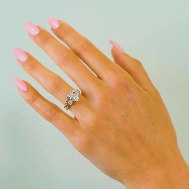 Trey Oval in 14k Yellow Gold – video thumbnail