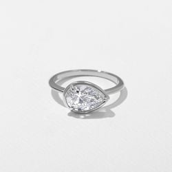 August Pear in 18k White Gold thumbnail