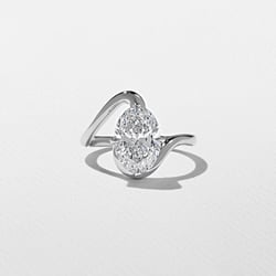 Lyra Oval in 18k White Gold thumbnail