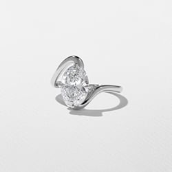 Lyra Oval in 18k White Gold – view 2 thumbnail