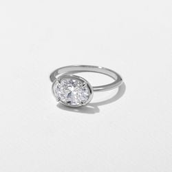 August Oval in 18k White Gold – view 2 thumbnail