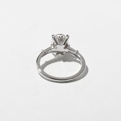 Trey Oval in 18k White Gold – view 4 thumbnail
