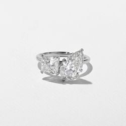Vivi Grand Pear and Princess in Platinum thumbnail