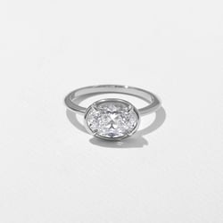 August Oval in Platinum thumbnail