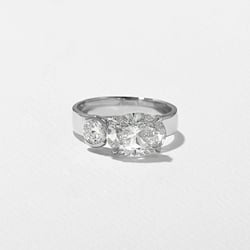 Henri Grand Oval in 18k White Gold thumbnail
