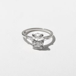 Trey Oval in 14k White Gold thumbnail