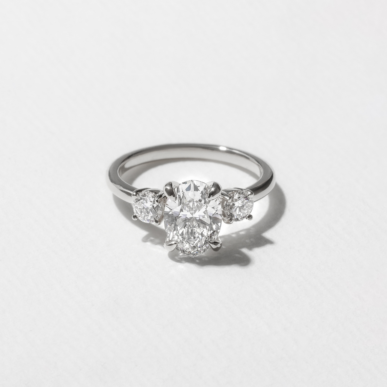 Trey Oval in 14k White Gold