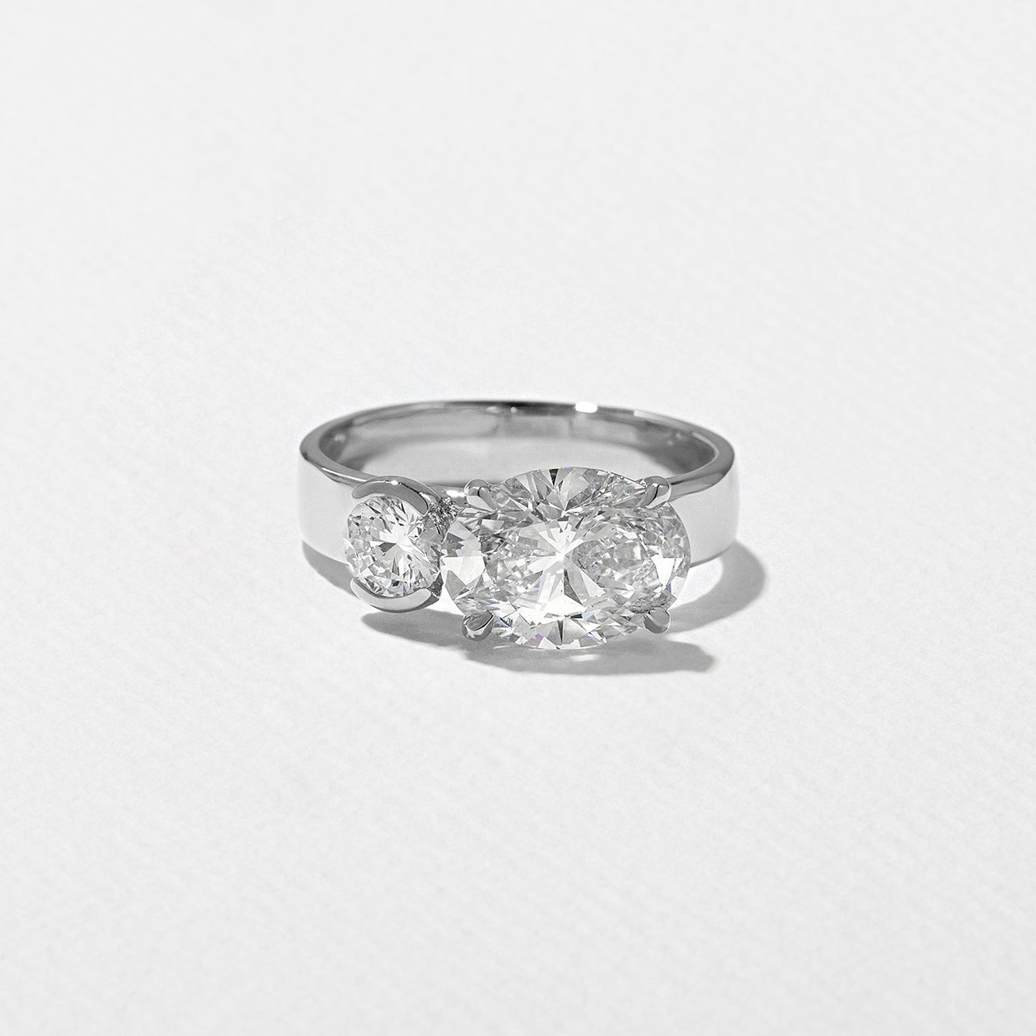 Henri Grand Oval in 18k White Gold